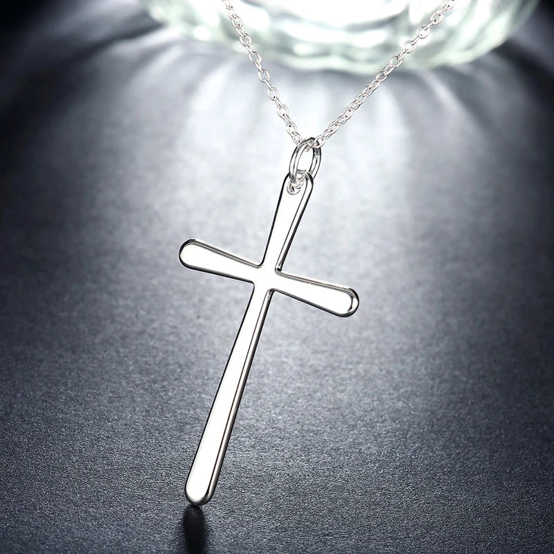 Collar con colgante de cruz de plata