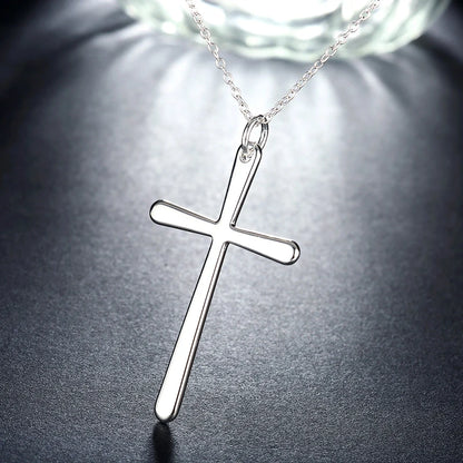 Collar con colgante de cruz de plata