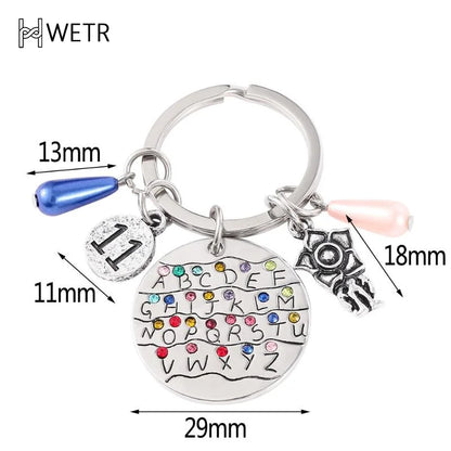 Llavero con el alfabeto inglés de la serie de televisión Strange Things para hombres y mujeres, plateado, colorido, para mochila, accesorio para llave de coche.