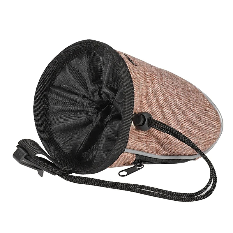 Bolsa de entrenamiento para perros con dispensador de bolsas para excrementos incorporado.