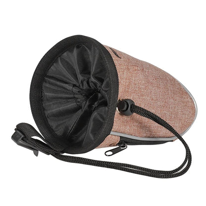 Bolsa de entrenamiento para perros con dispensador de bolsas para excrementos incorporado.
