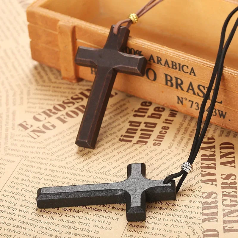 Collar con colgante de cruz de madera y crucifijo.