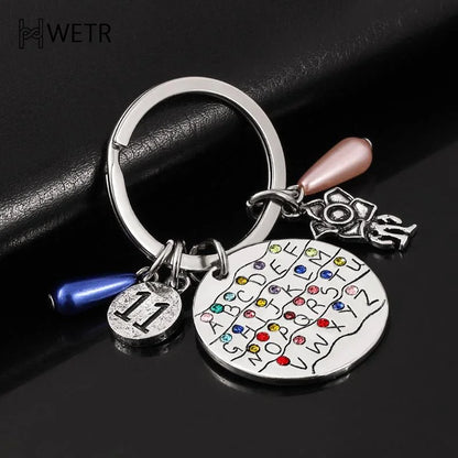 Llavero con el alfabeto inglés de la serie de televisión Strange Things para hombres y mujeres, plateado, colorido, para mochila, accesorio para llave de coche.