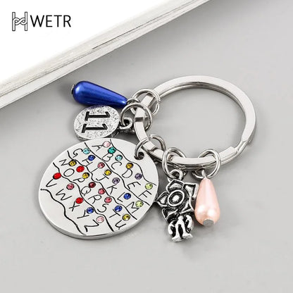 Llavero con el alfabeto inglés de la serie de televisión Strange Things para hombres y mujeres, plateado, colorido, para mochila, accesorio para llave de coche.
