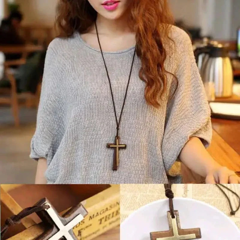 Collar con colgante de cruz de madera y crucifijo.