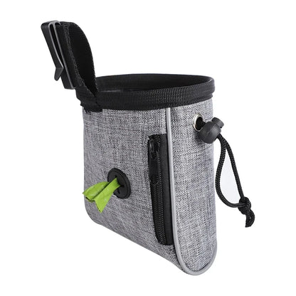 Bolsa de entrenamiento para perros con dispensador de bolsas para excrementos incorporado.