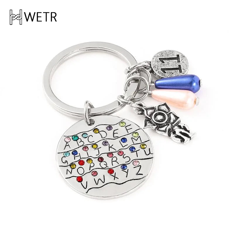 Llavero con el alfabeto inglés de la serie de televisión Strange Things para hombres y mujeres, plateado, colorido, para mochila, accesorio para llave de coche.