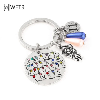 Llavero con el alfabeto inglés de la serie de televisión Strange Things para hombres y mujeres, plateado, colorido, para mochila, accesorio para llave de coche.
