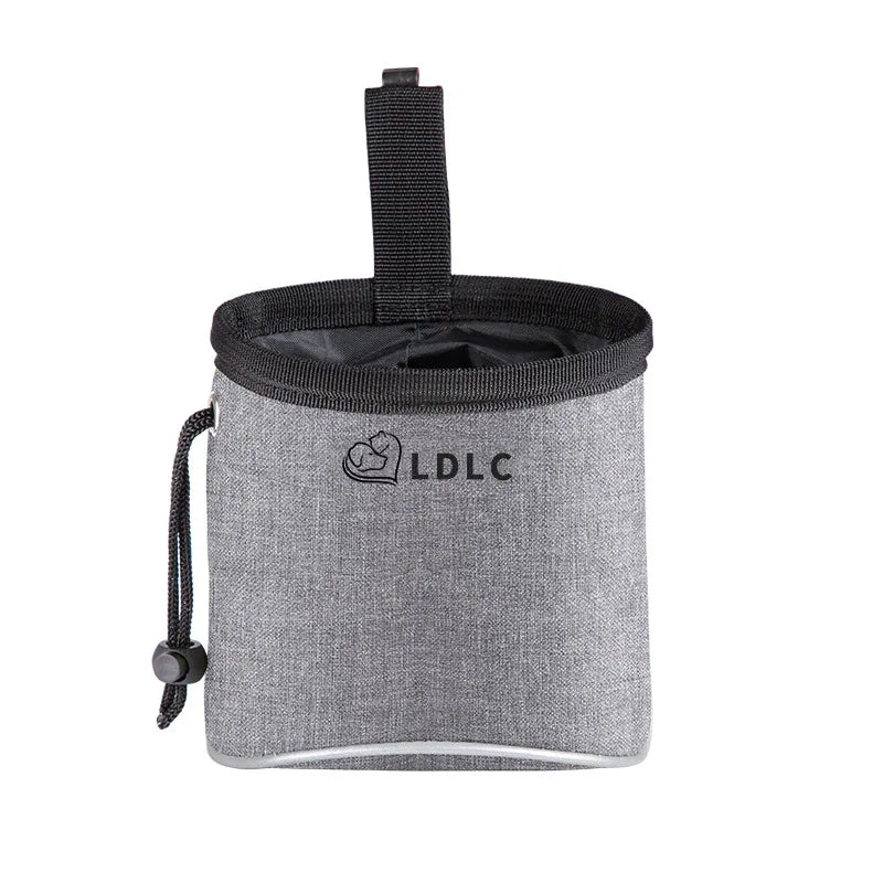 Bolsa de entrenamiento para perros con dispensador de bolsas para excrementos incorporado.