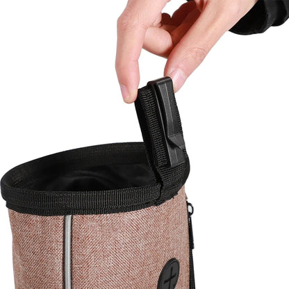 Bolsa de entrenamiento para perros con dispensador de bolsas para excrementos incorporado.