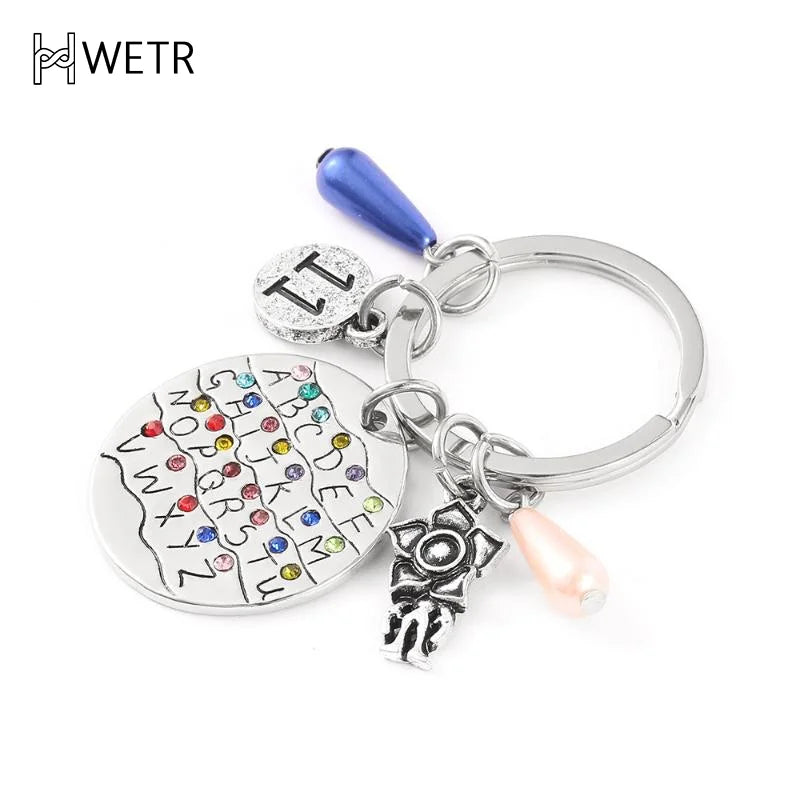 Llavero con el alfabeto inglés de la serie de televisión Strange Things para hombres y mujeres, plateado, colorido, para mochila, accesorio para llave de coche.