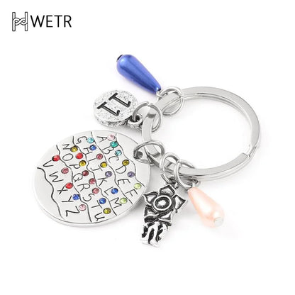 Llavero con el alfabeto inglés de la serie de televisión Strange Things para hombres y mujeres, plateado, colorido, para mochila, accesorio para llave de coche.